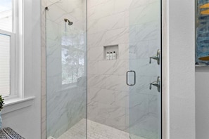 Dusche, Haartrockner, Handtücher, Seife