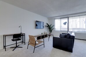 Apartment | Wohnbereich | 50-Zoll-Smart-TV mit Kabelempfang