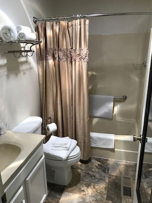 Hair dryer, towels - Quiet 2BR • Garage • Yard • EV Charger – Eureka (Eureka)