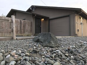 Property grounds - Quiet 2BR • Garage • Yard • EV Charger – Eureka (Eureka)