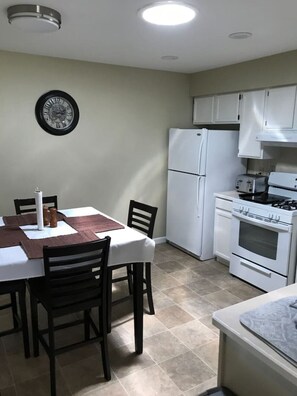 Coffee/tea maker, fridge, microwave, oven - Quiet 2BR • Garage • Yard • EV Charger – Eureka (Eureka)