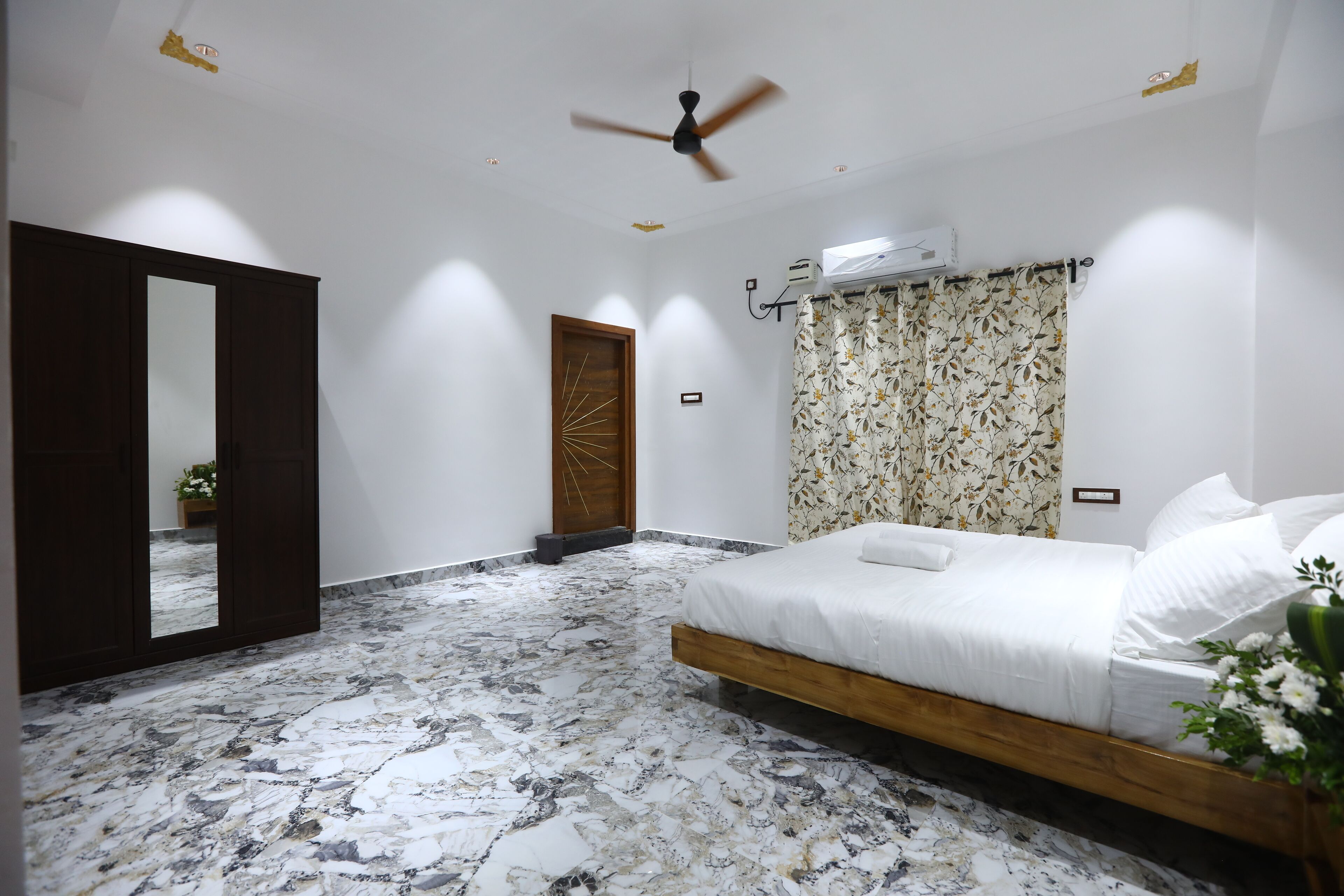 5 bedrooms, WiFi, bed sheets