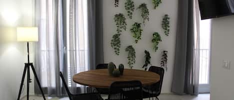 Appartement Confort, vue sur la ville | Aire de séjour | Téléviseur à écran plat