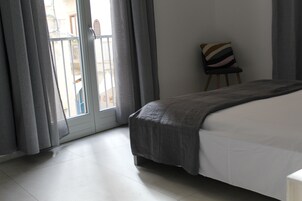 Appartamento Comfort, vista città | Biancheria da letto di alta qualità, copriletto in piuma