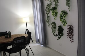 Lägenhet Comfort - utsikt mot staden | Vardagsrum | Platt-tv