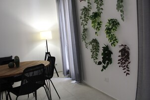 Appartamento Comfort, vista città | Area soggiorno | TV a schermo piatto 32 pollici con canali digitali, TV