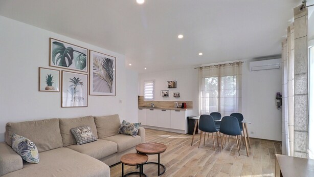 Classic Double Room | Living area | 140-cm LED TV with digital channels - La Maisonette Provençale (Ventabren)