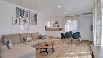 Klassieke tweepersoonskamer | Woonruimte | Een 140-cm ledtelevisie met digitale zenders