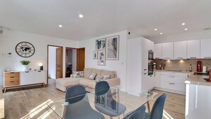 A modern apartment with a dining area, kitchen, and living space. - La Maisonette Provençale (Ventabren)