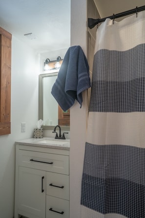Regadera, toallas, papel de baño