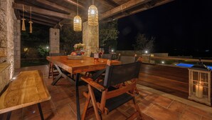 Outdoor dining - Villa Vicanti: Private Paradise (Mesochori)