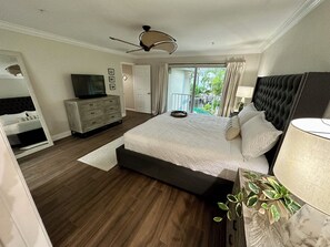 2 bedrooms, desk, iron/ironing board, WiFi - Newly listed Waterfront Townhouse in Old Naples (Naples)