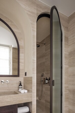 Luxury Apartment | Bathroom | Eco-friendly toiletries, hair dryer, towels, soap - HIGHSTAY - Luxury Serviced Apartments - Vendôme (Paris)