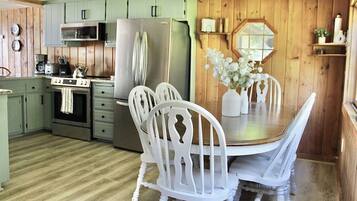 Refrigerador, microondas, placa de cocina, cafetera/tetera