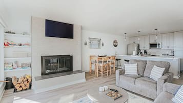 Una televisión, una chimenea