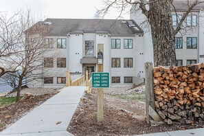 A multi-story building with a sign indicating unit numbers 1598-1594, 1597-1593, 1596-1592, and 1595-1591.