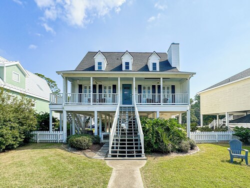 Pass Christian Waterfront Retreat: Perfect for Relaxation & Outdoor Fun