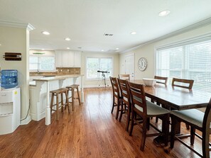 Dining - Pass Christian Waterfront Retreat: Perfect for Relaxation & Outdoor Fun (Pass Christian)