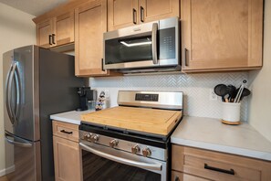 Fridge, microwave, oven, stovetop - The Maple Cottage (Caseyville)
