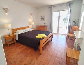 3 chambres, coffres-forts dans les chambres, fer et planche à repasser