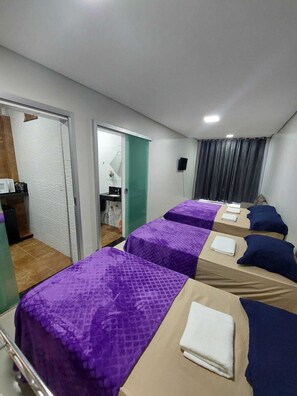 1 bedroom, iron/ironing board, free WiFi, bed sheets - Big Family Room for 6 people, with kitchen and private bathroom, pets allowed. (Setor Village Formosa)