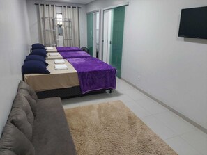 1 bedroom, iron/ironing board, free WiFi, bed sheets - Big Family Room for 6 people, with kitchen and private bathroom, pets allowed. (Setor Village Formosa)