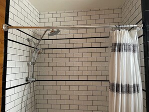 Shower, hair dryer, bidet, towels - Charming downtown Bend  Cottage. (Bend)
