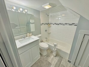A bathroom with a sink, toilet, and bathtub. - Cozy/Modern Home in Minneapolis with 4 Bedrooms and 2 Bathrooms, Sleeps 8! (Minneapolis)