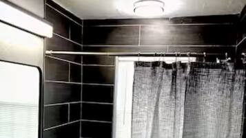 Toalhas de banho, papel higiênico