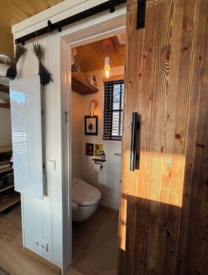 Een haardroger, een bidet, handdoeken, zeep