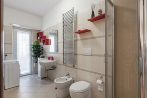 Dusche, Haartrockner, Bidet, Handtücher