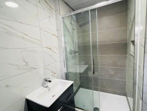 Regadera, toallas, jabón, papel de baño