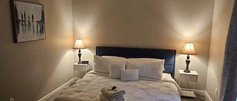 Tabla de planchar con plancha, wifi y ropa de cama