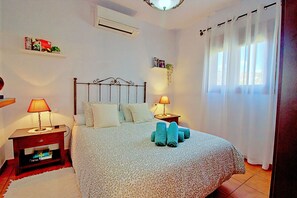 2 soverom, strykejern/-brett, reiseseng for barn og wi-fi (inkludert)