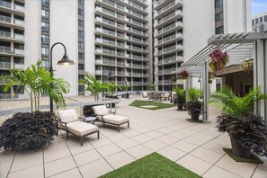 Rooftop terrace - Modern 2BR Apt in Crystal City near D.C. (Arlington)