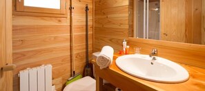 Bathroom - Chalet, swimming pool, terrace, fireplace or stove, 55m², Font Romeu (Font-Romeu-Odeillo-Via)