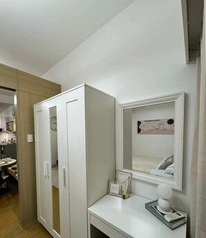 1 bedroom, WiFi, bed sheets - Modern Luxe Staycation - Taguig near BGC and Mckinley Hill (Taguig)