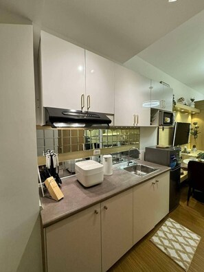 Private kitchen - Modern Luxe Staycation - Taguig near BGC and Mckinley Hill (Taguig)