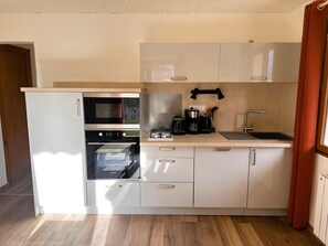 Kühlschrank, Mikrowelle, Ofen, Geschirrspüler