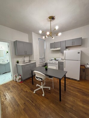 Private kitchen - Charming 1-bedroom apartment in fabulous Brooklyn with WiFi, AC (Brooklyn)