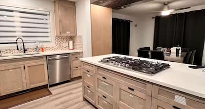 LIAV Inn 3 br, 4 bed 1kng 1qn & 2 sngl, sleeps 6