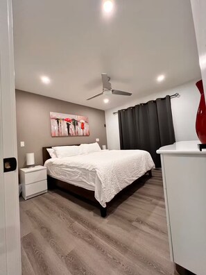 3 bedrooms, iron/ironing board, WiFi, bed sheets - LIAV Inn 3 br, 4 bed 1kng 1qn & 2 sngl, sleeps 6
(Calgary)