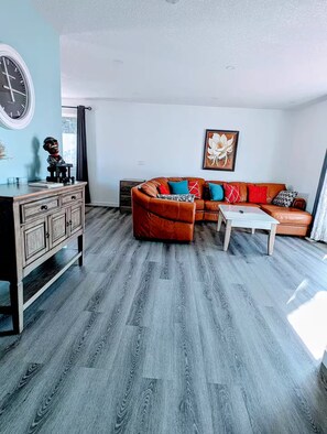 Interior - LIAV Inn 3 br, 4 bed 1kng 1qn & 2 sngl, sleeps 6
(Calgary)