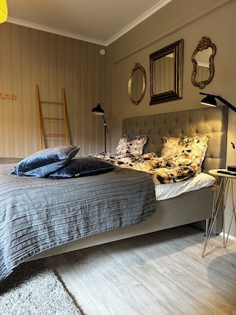 2 bedrooms, WiFi, bed sheets. Apartment in cozy courtyard centrally with private entrance and 3 rooms and kitchen