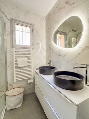 ヘアドライヤー、タオル