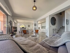 TV, table tennis, stereo