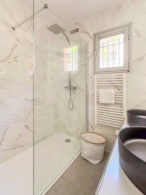 Douche, articles de toilette gratuits, sèche-cheveux