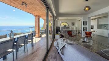 Télévision, table de tennis de table, chaßne hi-fi