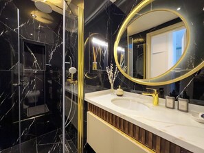 Dusche, Haartrockner, Handtücher, Seife