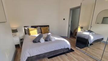 5 bedrooms, iron/ironing board, WiFi, bed sheets